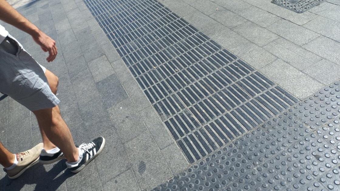 Pavimento podotáctil conectado con itinerario urbano.