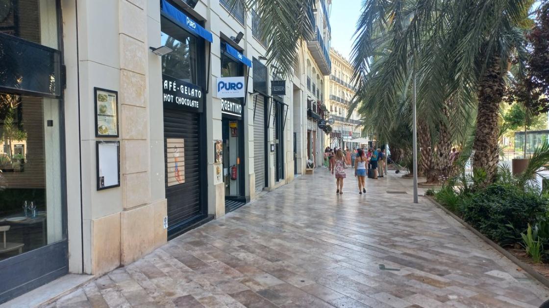 Recorrido en línea de fachada libre de obstáculos.