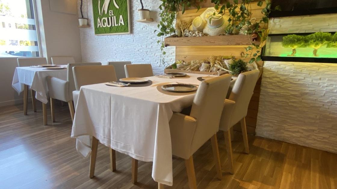 Salón comedor accesible, mesas accesibles con altura adecuada y una correcta iluminación.
