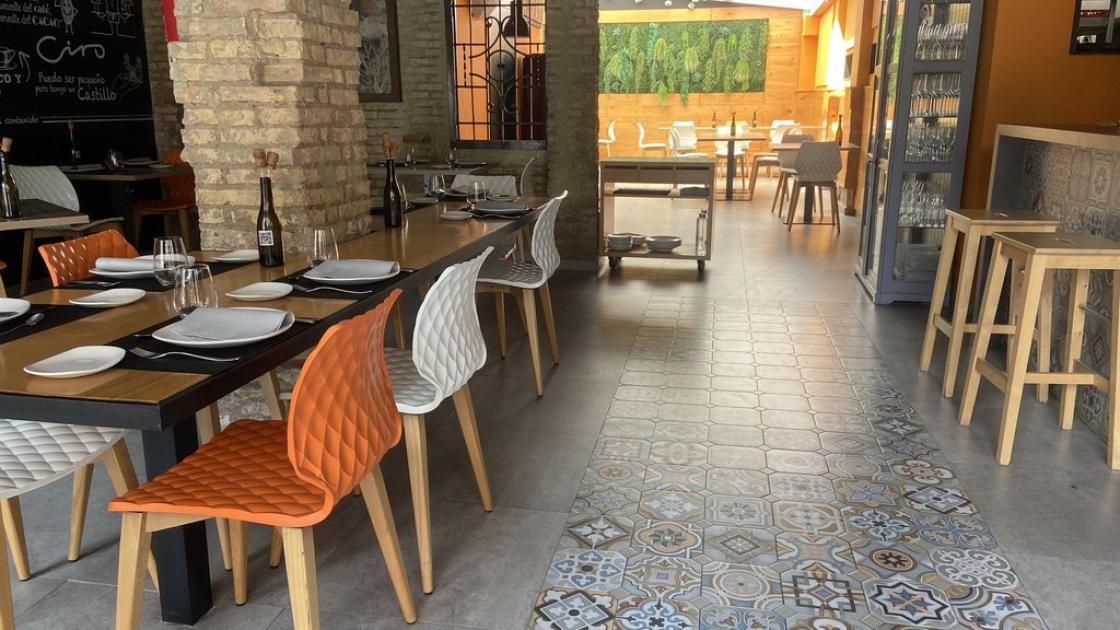 Saló menjador accessible, ampli i amb una correcta il·luminació.