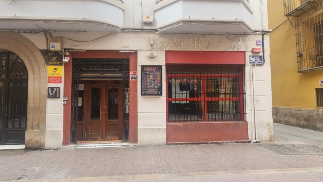 Recorregut exterior sense desnivells i ample fins a l'accés