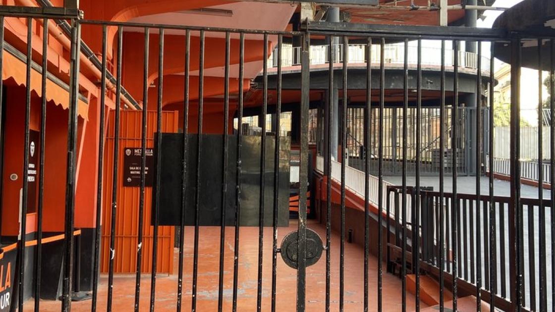 Puertas de acceso a la zona de consigna del tour.