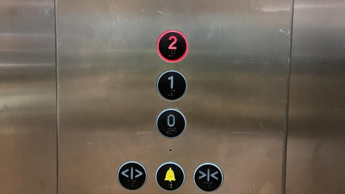 Ascensor con botones en braille e iluminables.