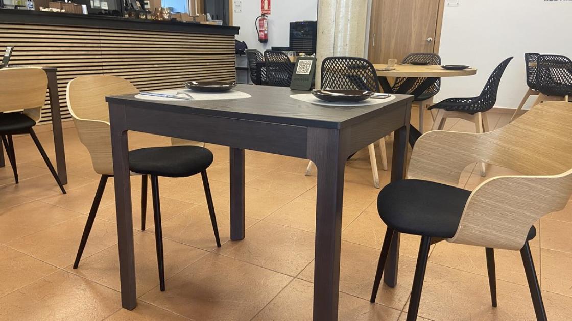 Taules accessibles amb alçada adequada i una correcta il·luminació.