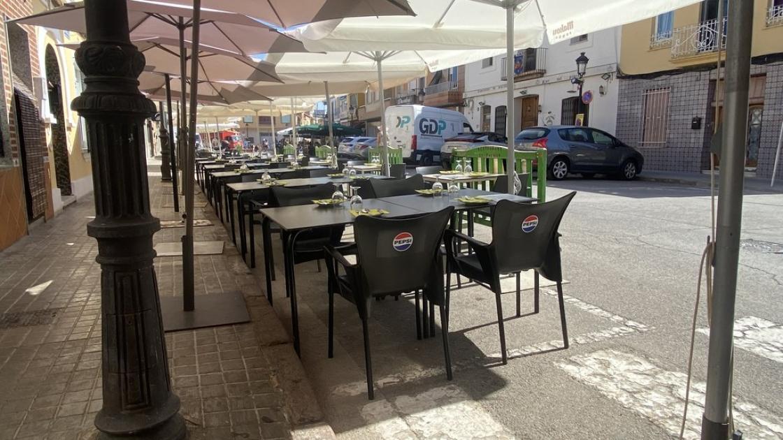 Terrassa exterior accessible, taules accessibles amb alçada adequada.