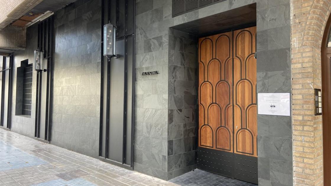 Acceso principal con puertas automáticas y una correcta accesibilidad exterior.