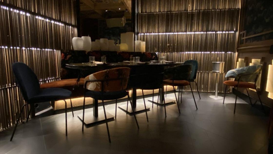 Salón comedor privado con mesas accesibles.