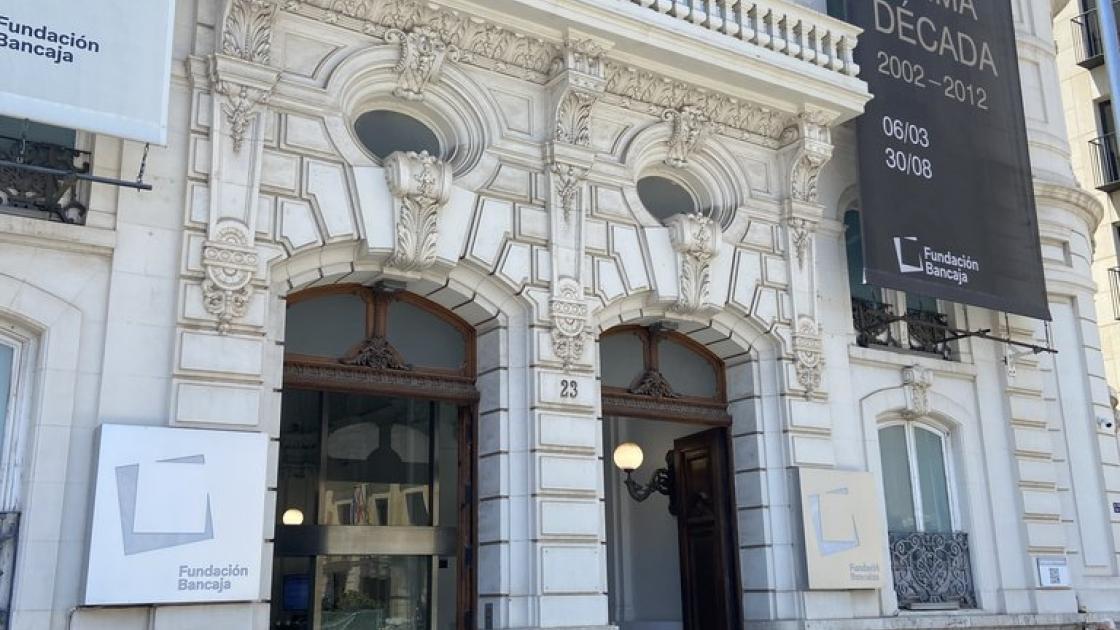 Accés principal a l'establiment amb una adequada accessibilitat exterior.
