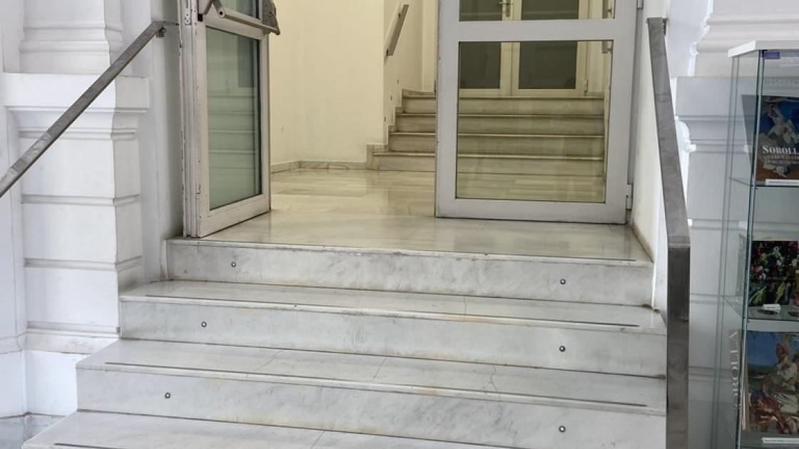 Escales preparades amb barana auxiliar de suport i graons amb bandes podotàctils.