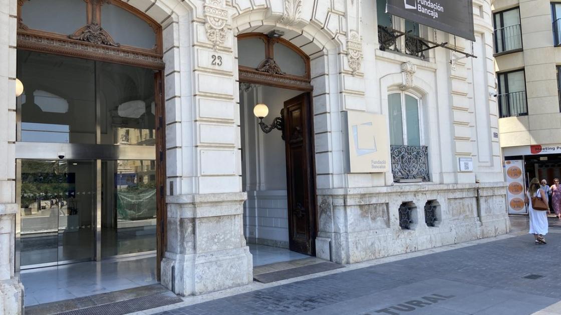 Accés principal a l'establiment amb portes automàtiques i una correcta accessibilitat exterior.