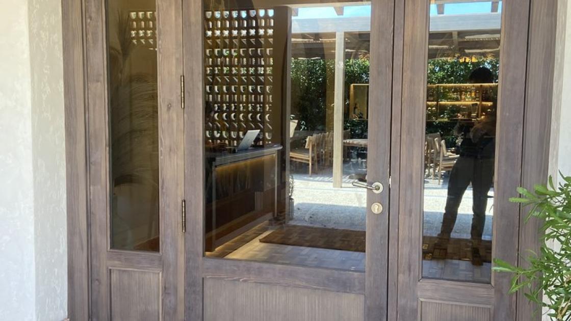 Swing doors for access to the interior of the establishment.