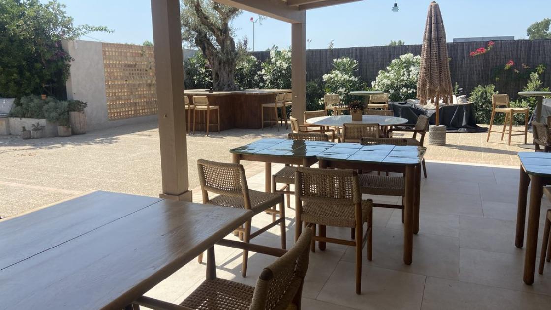 Accessible outdoor terrace, accessible tables with appropriate height.