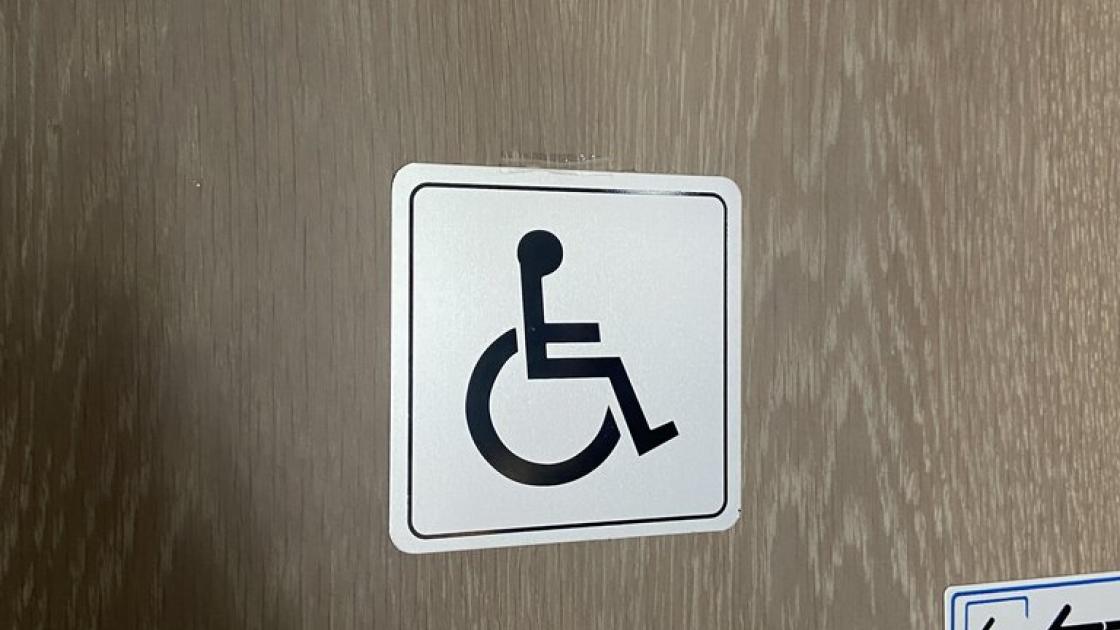 Señalización de baño adaptado común.