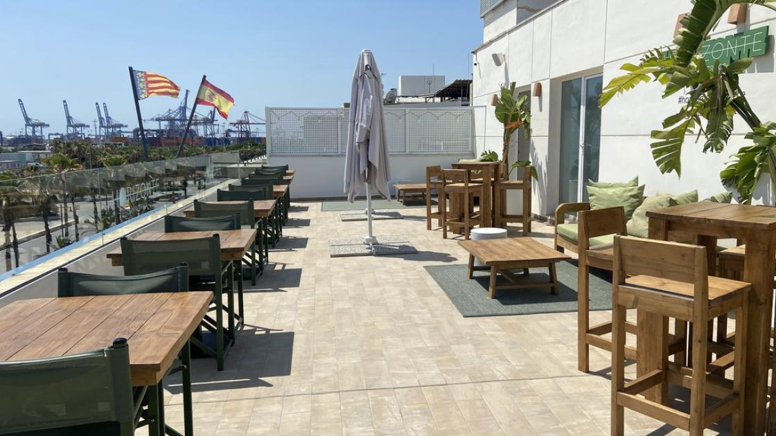 Terraza superior y exterior accesible con mobiliario disponible según tipo de eventos y/o usuarios.