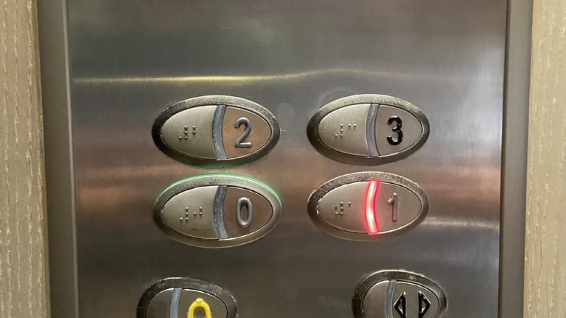 Ascensor accesible con botones en braille e iluminables, y botonera predispuesta a una altura adecuada.