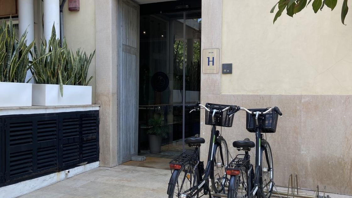 Acceso principal al establecimiento con puertas automáticas.
