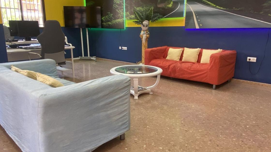Zona de espera accesible para usuarios con distintas necesidades.