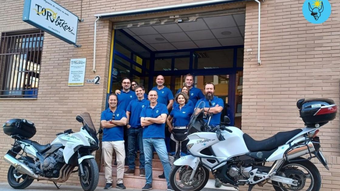 Punto de encuentro de inicio de tours, junto a la oficina. Fácilmente identificable con gran rótulo junto al punto de encuentro.