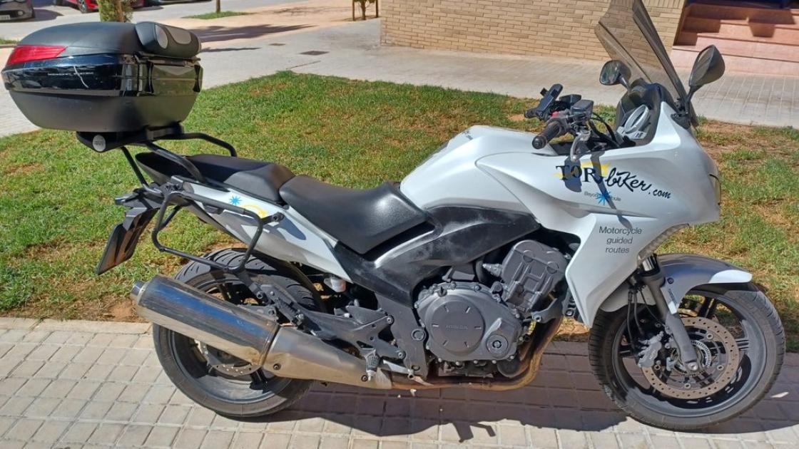 Motos de dos plazas a disposición de los clientes.