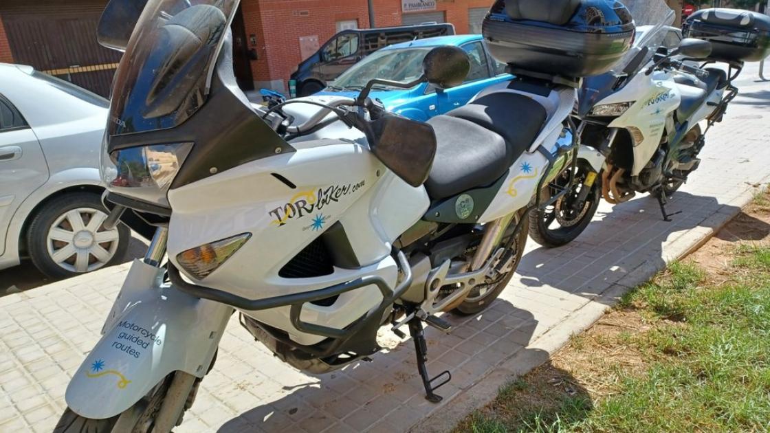 Motos de dos plazas a disposición de los clientes.