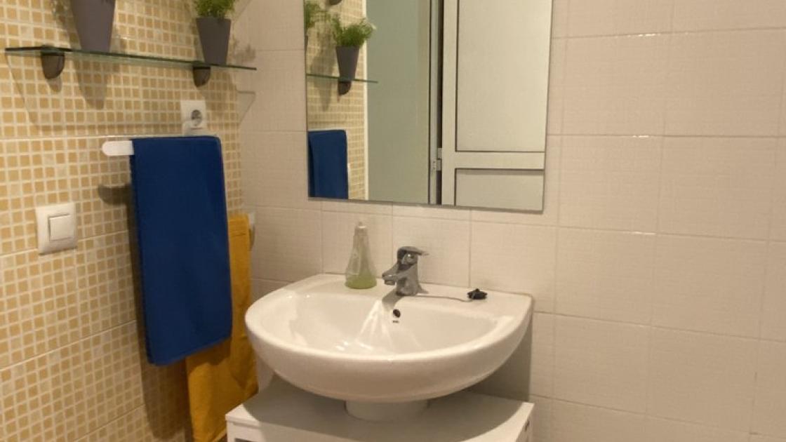 Lavamanos con altura adecuada en baños comunes de la oficina.