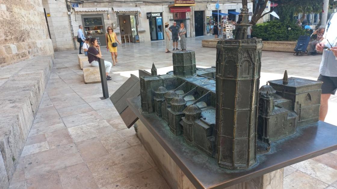 Tifological models during the tour of the most notable monuments.