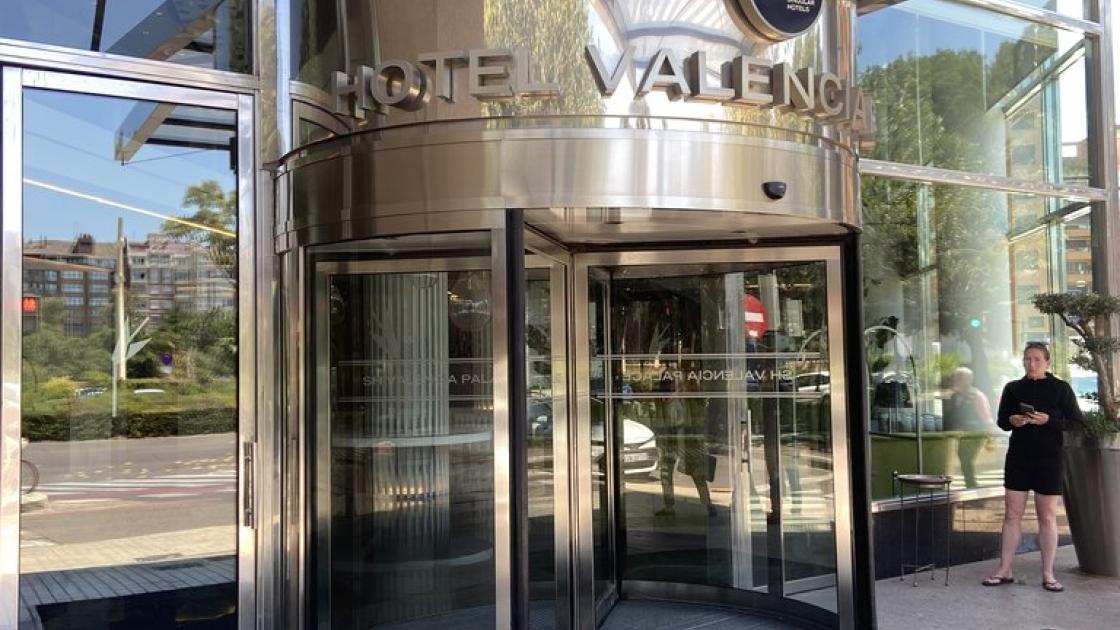 Portes d'accés a l'establiment.