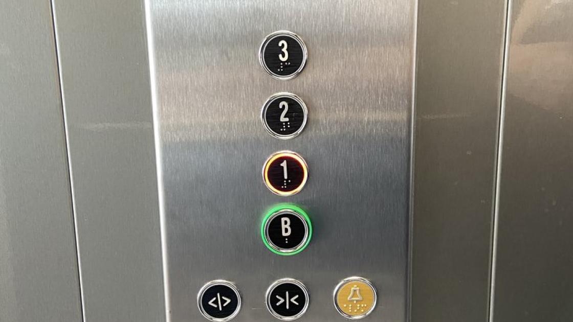 Ascensor amb botons en braille i alçada adequada.Ascensor amb botons en braille i alçada adequada.