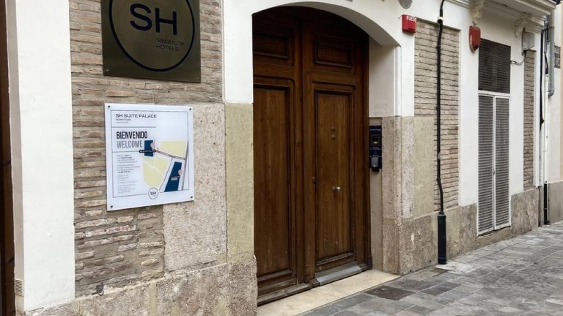Puertas de acceso principal al establecimiento.