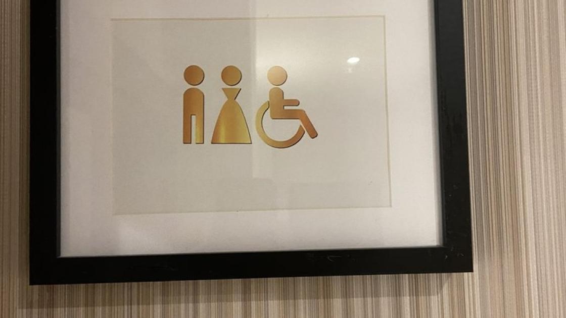 Señalización baños comunes.