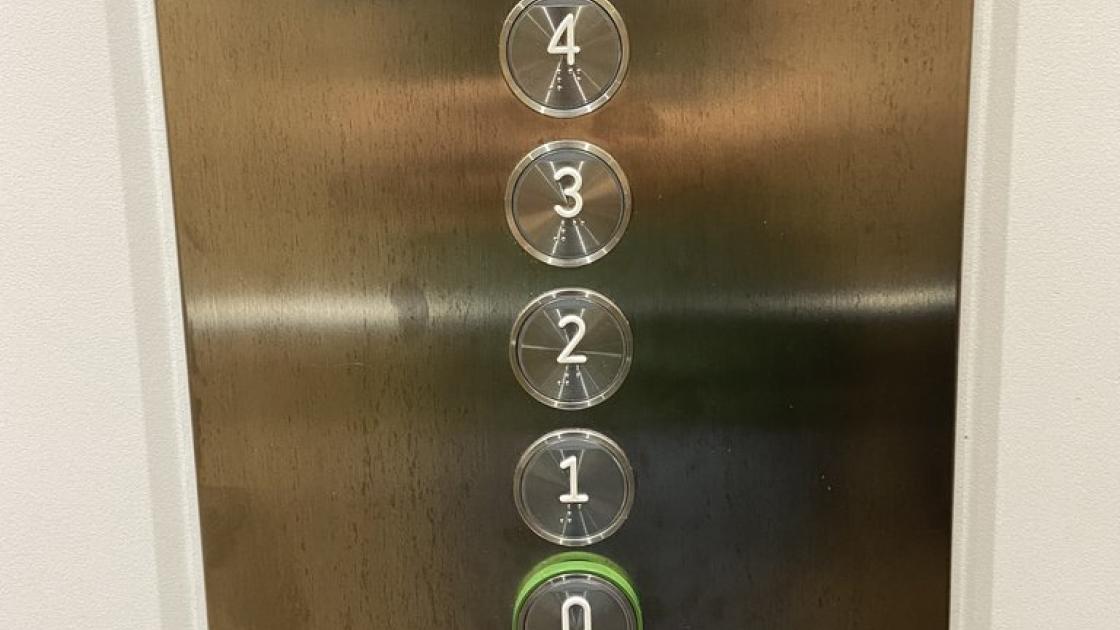 Botones en braille y a altura adaptada