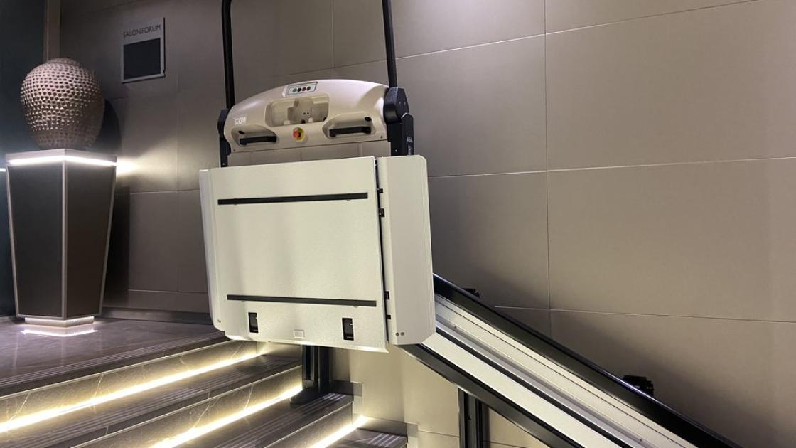 Cadira elevadora per a escales d'accés als salons.