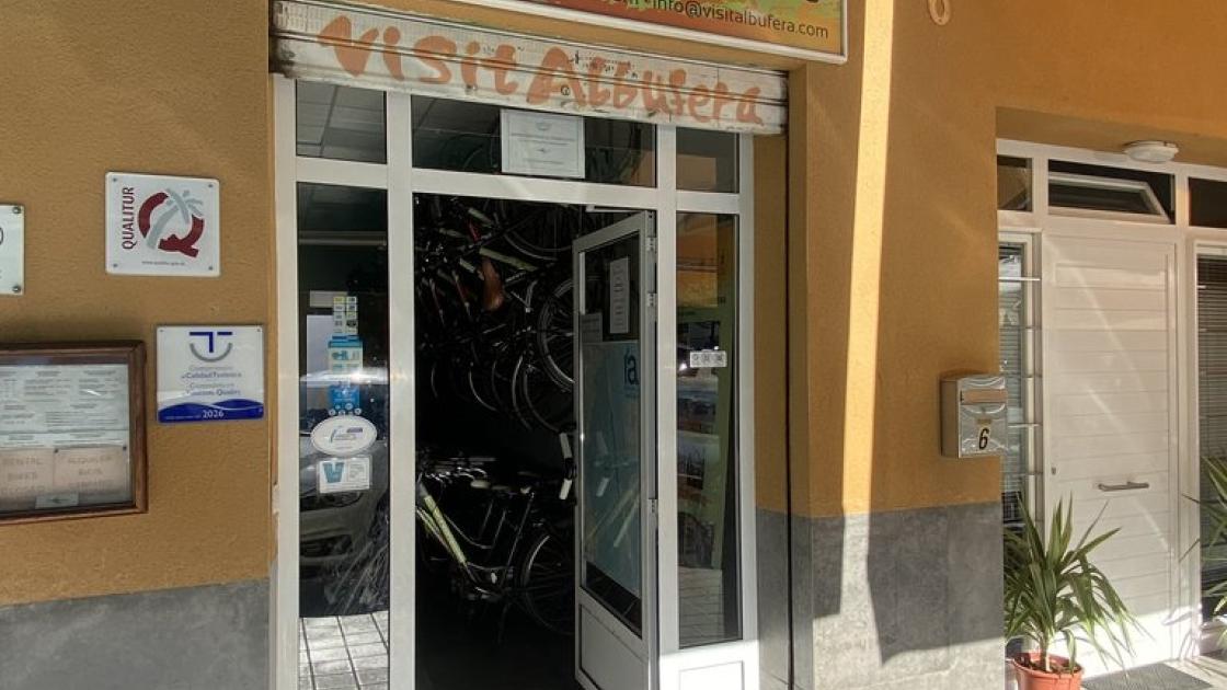 Acceso principal al establecimiento con puertas batientes, punto de encuentro tours junto a la puerta.
