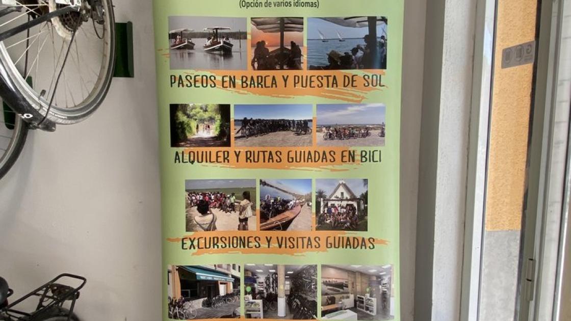 Cartelería accesible, predispuesta junto al punto de encuentro para los tours.