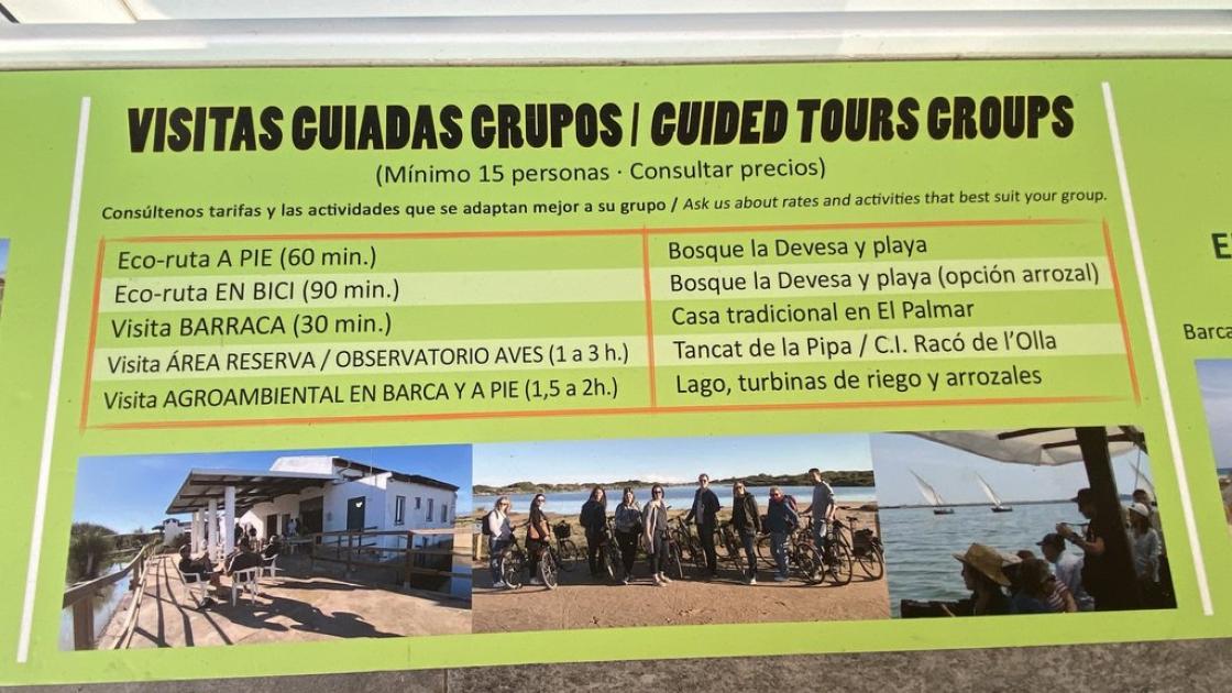 Cartelería informativa accesible acerca de los tours.