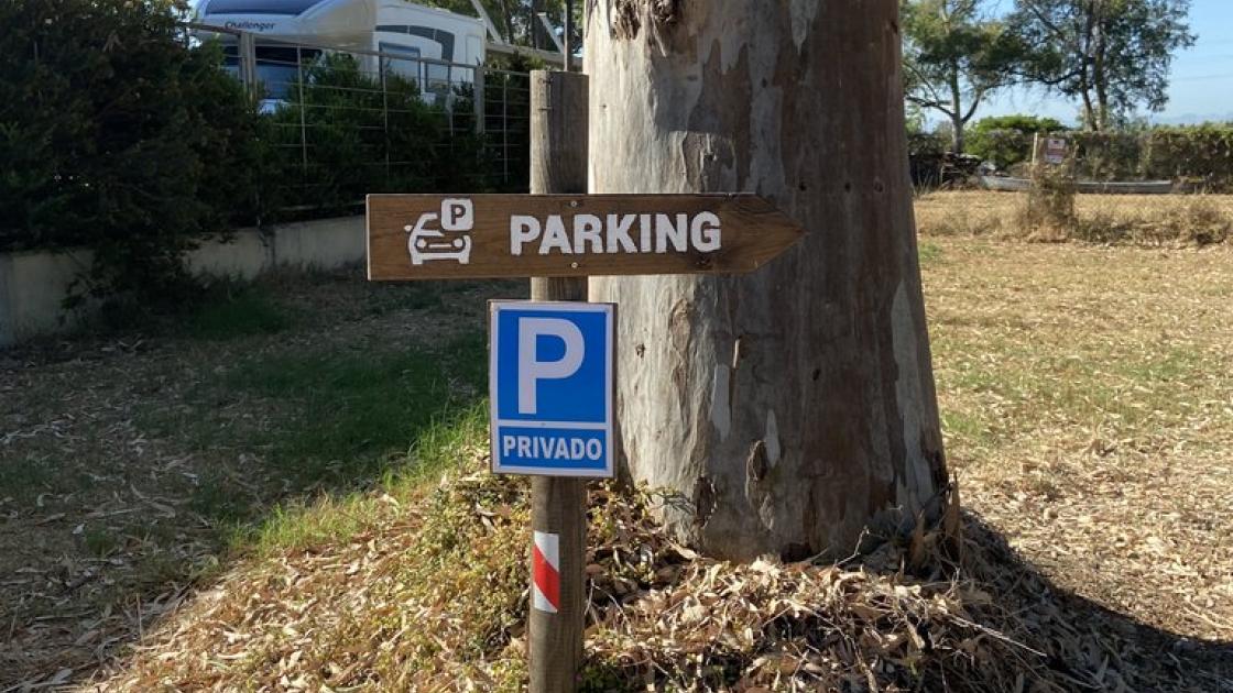 Señalización acceso parking propio junto al embarcadero.
