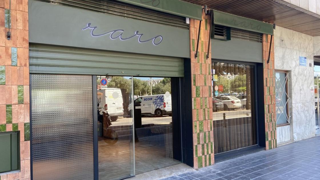 Acceso principal al establecimiento con puertas automáticas y una correcta accesibilidad exterior.