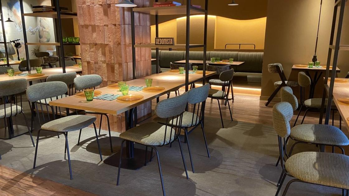 Salón comedor accesible, mesas accesibles con altura adecuada y correctamente iluminadas.