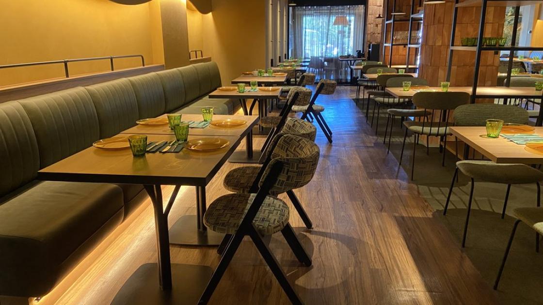 Salón comedor accesible, mesas accesibles con altura adecuada y correctamente iluminadas.
