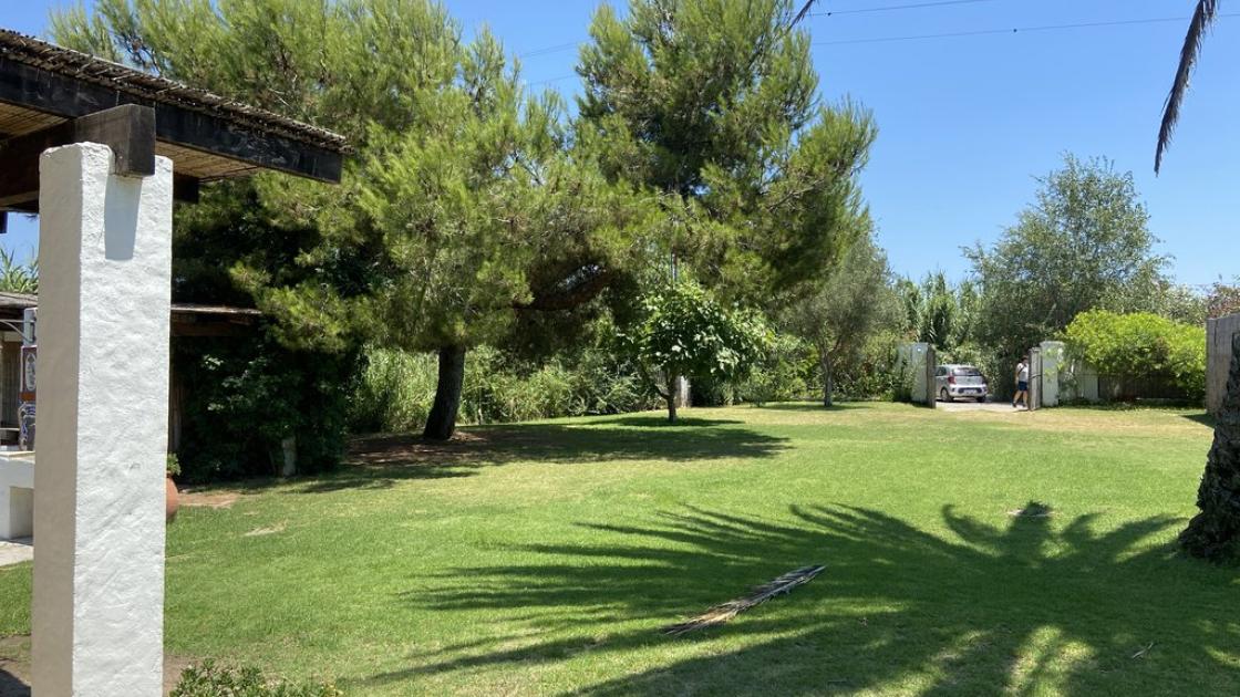 Garden area prepared for events, accessible and with shaded areas.
