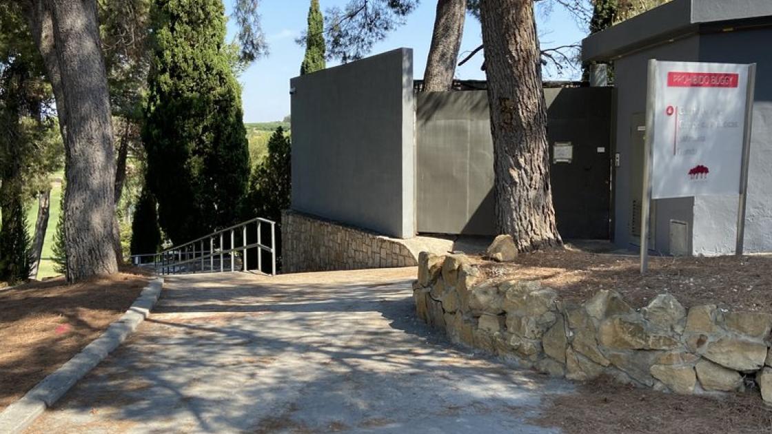 Access to the different golf courses, accessible, spacious, and with an adequate drainage system.
