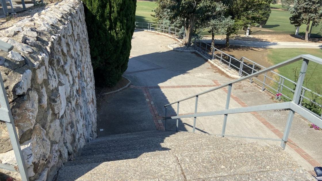 Stairs prepared with auxiliary support railings.