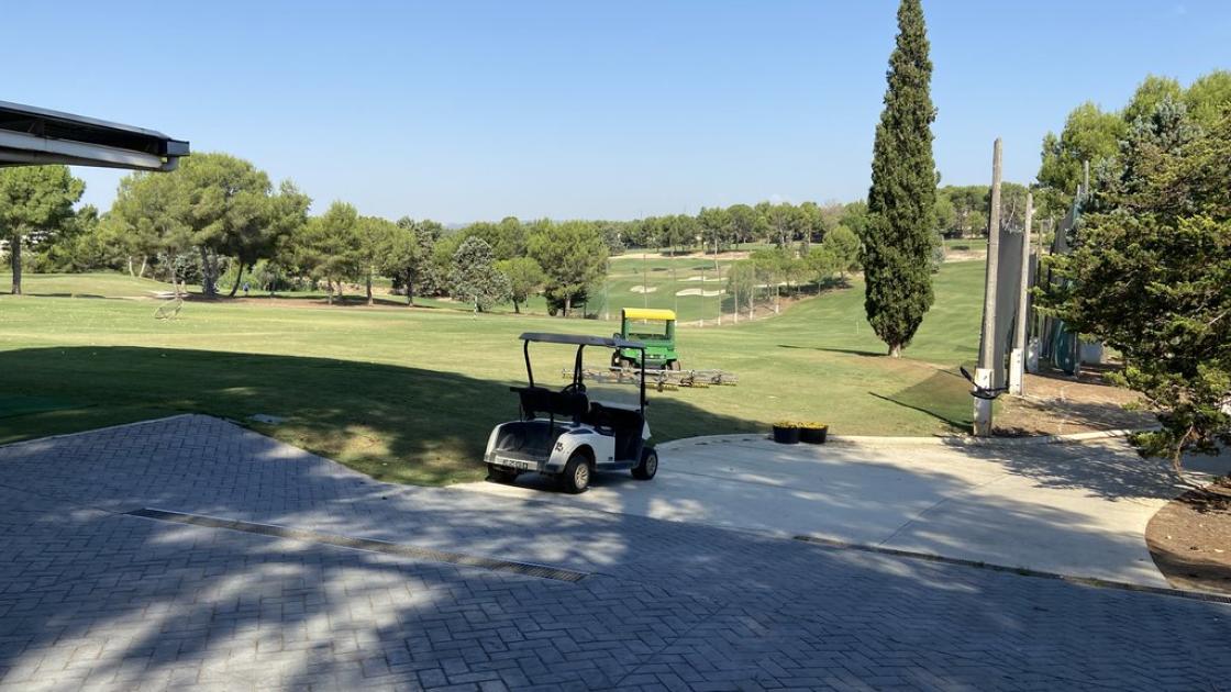 Flat track access with a proper drainage system to prevent flooding.