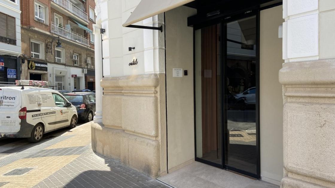 Main access to the establishment with automatic doors and adequate exterior accessibility.