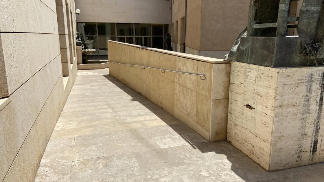 Accés secundari adaptat amb rampa i barana auxiliar.