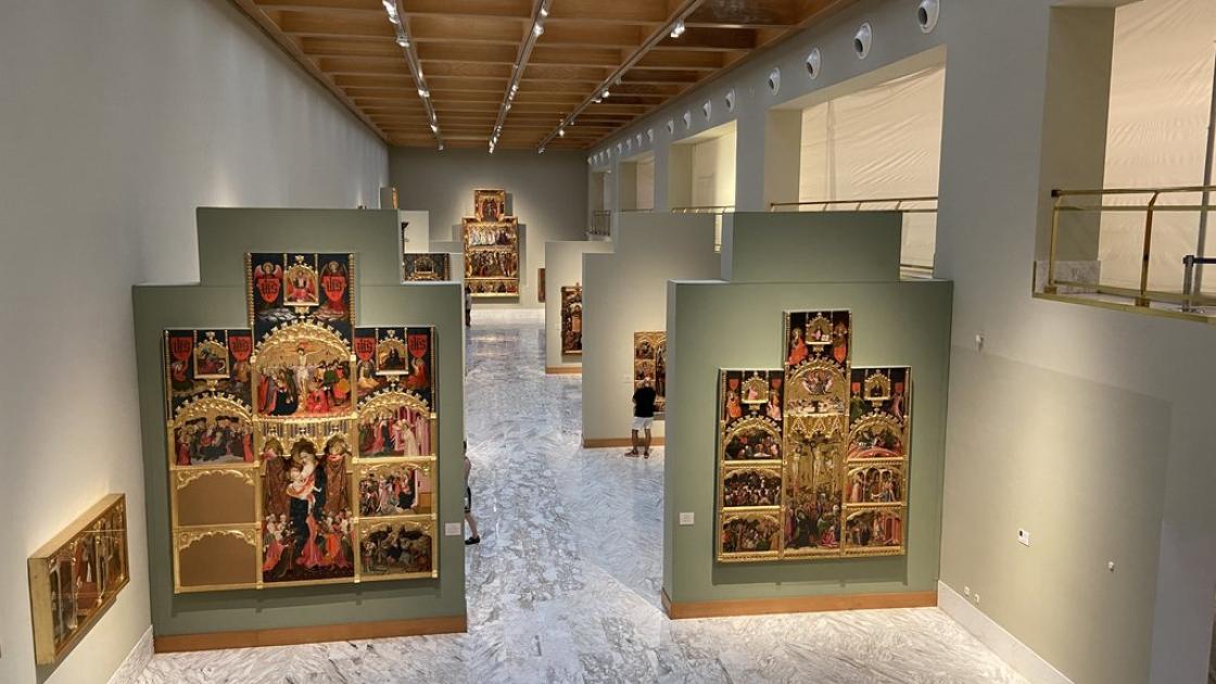 Sales d'exposició accessibles, amb espai suficient per deambular i correctament il·luminades.