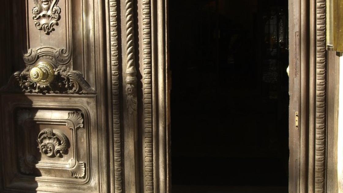 Entrada secundària amb rampa d'accés.