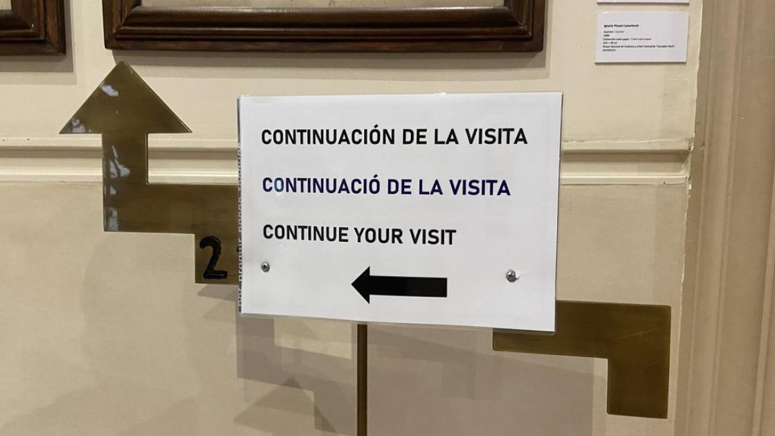 Senyalització de direcció del recorregut del museu.