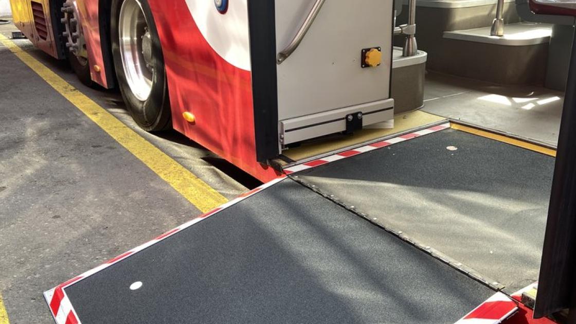 Adapted automatic door with deployable ramp.