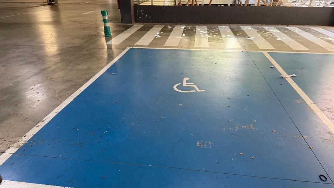 Dispone de 10 plazas PMR reservadas, delimitadas y señalizadas
